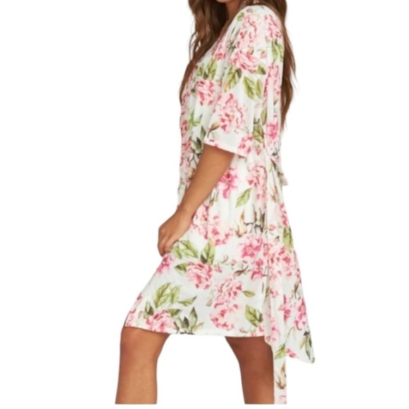 Show Me Your MuMu Short Robe Bri Floral Garden of Blooms White & Pink Kimono - Picture 6 of 9